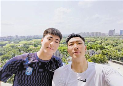 佩通坦泳装图片