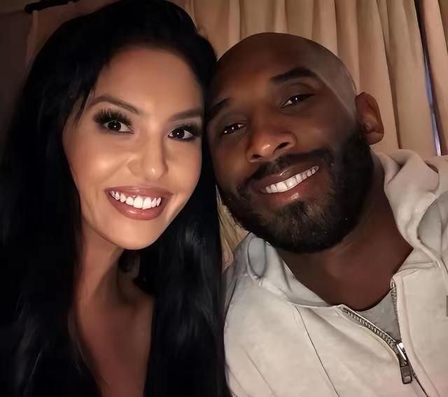 女的扒开尿口让男人捅