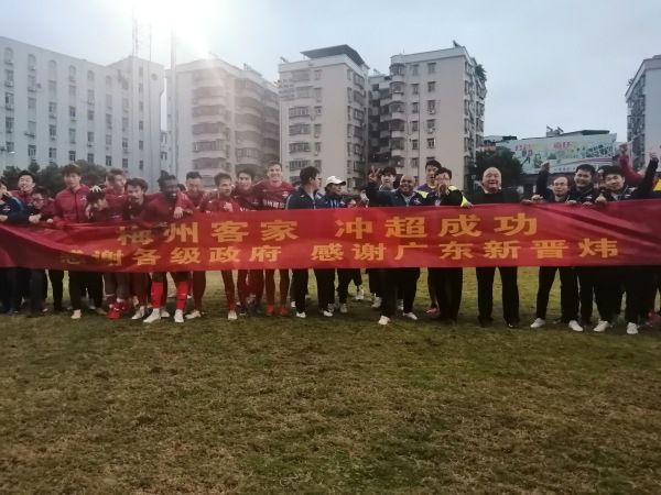 小妖精乖跪趴着含着它h